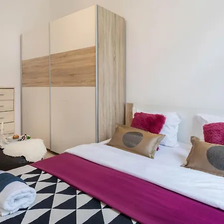 Spacious Design Loft In Heart Of The City Center *