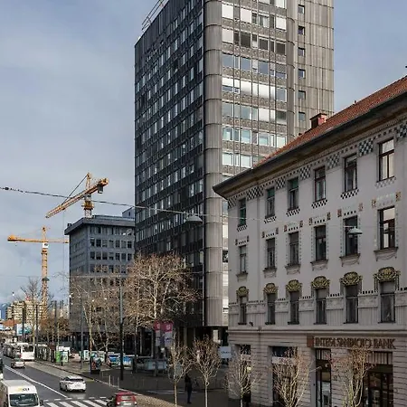 Spacious Design Loft In Heart Of The City Center *